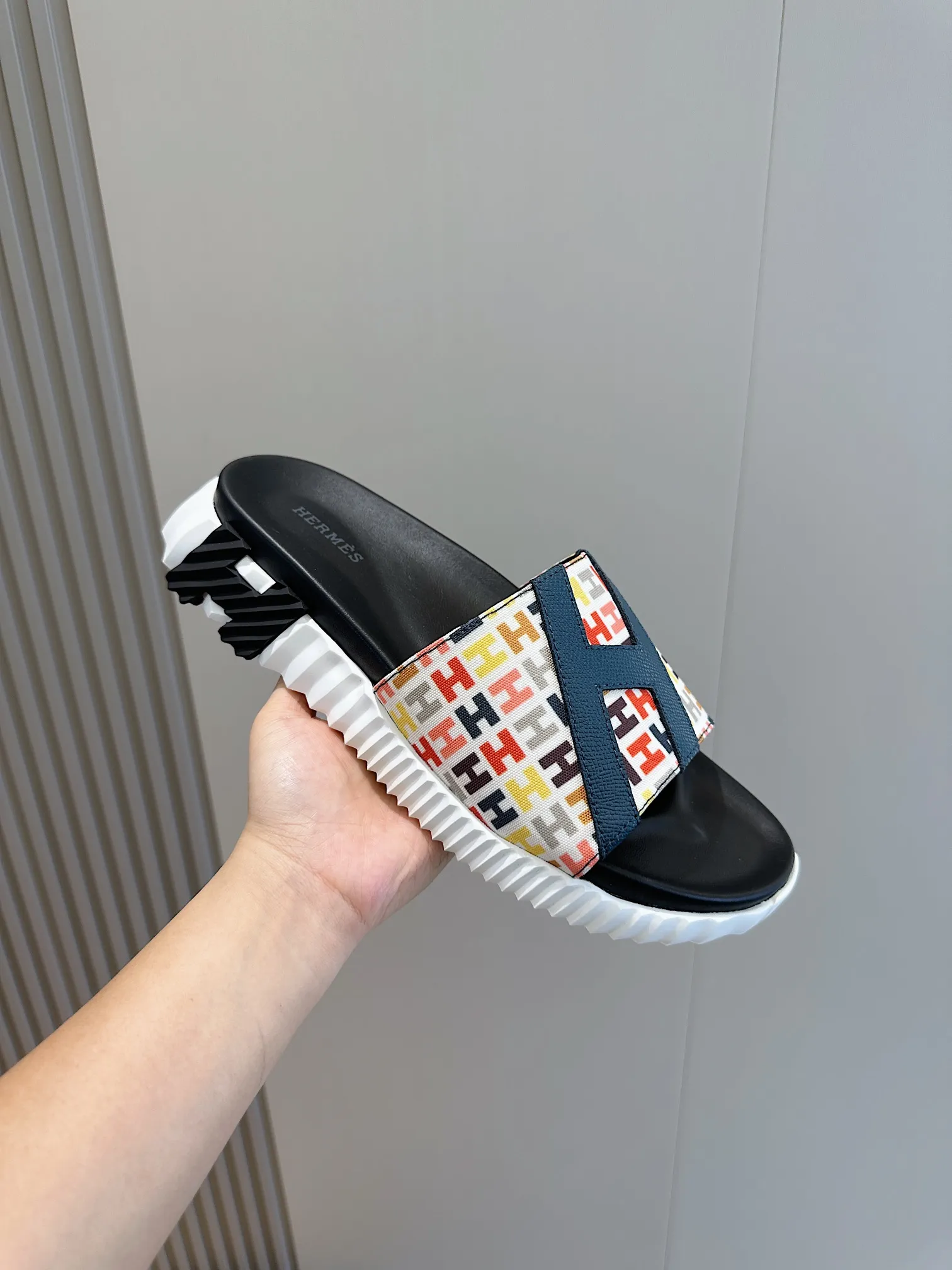 [HERMÈS] Top men's shoes 💰: 340💰 Size: 39-44 (38.45 46 custom-made) Herme*H Home Hermès Men's Sandals and Slippers - Original Replica Purchase the original version and make it one to one, the outsole is privately modeled, and the outsole color corresponding to each color is the same as the original version. Come to those who know the stuff 💪 The ultra-light soles are designed in contrasting colors, and they feel so comfortable on your feet! Calfskin, cowhide feet, private mold outsole.